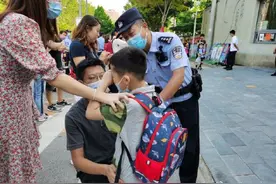 萌娃校门口哭闹 民警护送入学图片