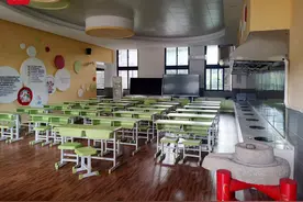 教室紧缺，福州屏山小学部分学生竟在“厨房”上课……图片