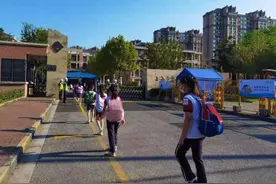 直击上海中小学开学第一天：孩子们背着小书包元气满满进校园图片