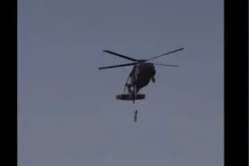 塔利班用美军黑鹰直升机空中“吊死”翻译？真相来了图片