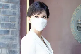 赵雅芝古门前回眸再现“白娘子”白色束腰套装端庄大气图片