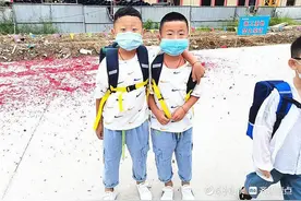 开学首日，枣庄一小学迎来3对双胞胎新生图片