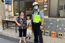 哭笑不得！开学第一天，做足“功课”的奶奶还是把孙子送错了幼儿园图片