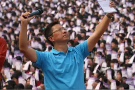 李阳家暴风波背后的疯狂英语：10天夏令营收费最高近5万图片