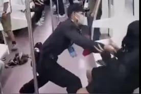西安地铁保安拖拽女乘客致其衣不蔽体！称影响乘车秩序已报警图片