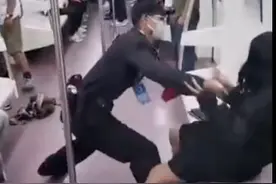 西安地铁保安拖拽女乘客致其衣不蔽体！称影响乘车秩序已报警图片