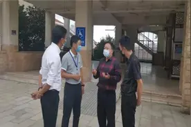 云南省教育厅副厅长张春骅到安宁督查指导开学工作图片