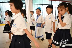 清城区新城小学新生入学第一天，萌翻了……图片