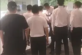 提车时临时加价3万元 引发购车者不满 4S店员工和客户发生肢体冲突图片