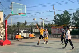 返乡学生篮球友谊赛尽显青春活力图片