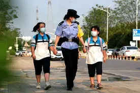 小姐妹的书包用了3年，警花姐姐送来新书包和承诺图片