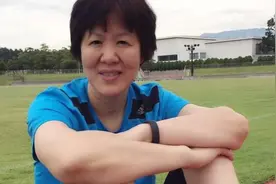 郎平宣布卸任中国女排主教练，离任后第一站是给母亲扫墓视频封面