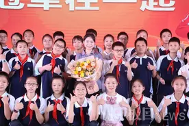 武汉中小学开学典礼上，奥运冠军成最闪亮明星图片