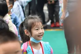 组图｜幼儿园开学微表情：“萌”态百出图片