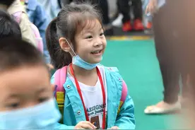 组图｜幼儿园开学微表情：“萌”态百出图片