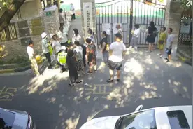 跟着“大部队”去送娃竟出大乌龙，粗心家长搞错了学校视频封面