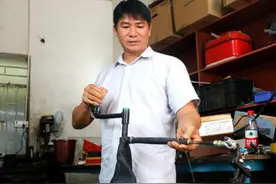 东莞大朗单腿“发明家”为残疾人开车圆梦图片