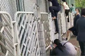 开学第一天，校园围墙上长满了家长图片