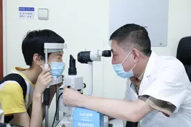 孩子近视却不配镜，半年后竟涨了200度，三大近视误区家长千万别信图片