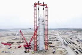 中俄合作AGCC项目首台大型设备顺利吊装就位图片