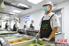 湖北宜昌：中小学校园营养午餐正式开餐图片