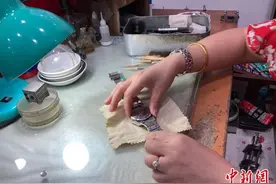 成都闹市街头“77岁”钟表老店：见证行业兴衰 守护“流淌的时间”图片