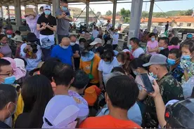 争抢开海第一"鲜"！烟台东口码头第一船海鲜上岸，三五分钟售空图片