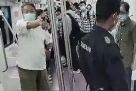 无论如何都不应把女乘客衣不蔽体拖出地铁 | 新京报快评图片