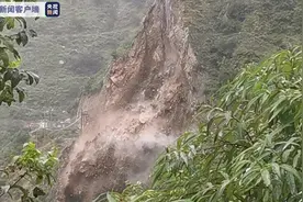 四川康定市麦崩乡通乡公路发生山体崩塌 群众出行受阻图片