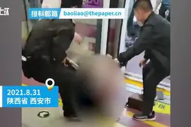 叮咚快评 | 女子被保安暴力拖拽，西安地铁回应不能语焉不详图片