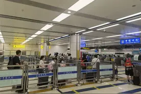 深圳湾边检为跨境学童设立“专用通道”图片