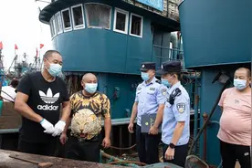 开渔啦！千帆竞发石岛港 海岸警察护送渔民平安出航图片