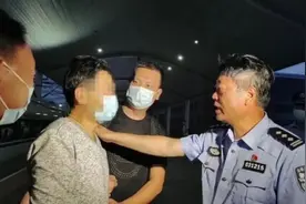 “找你找了20年，头发都给我找白了！”图片