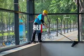 清洁工中的“飞虎队”，系安全绳戴安全帽悬空做清洁图片
