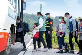 成都桃源村：公交车进山村 织起出行“幸福网”图片