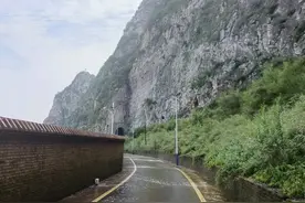 京郊丁家滩村路上流泉水 城里人慕名过来蹚水找回儿时记忆图片