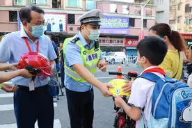 家长骑电动车接送孩子不戴头盔，将通报至学校图片