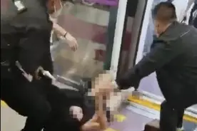 地铁保安强制拖离女乘客，致其衣不蔽体！回应后争议更大！最新进展→图片