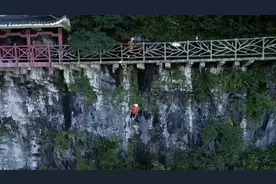 张家界景区恢复开放“蜘蛛人”飞檐走壁环山保洁图片