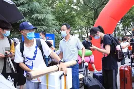 便捷报到错峰返校，上海大学迎来2021级新生图片