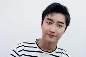 3岁Aila酱人生第一次上学！江宏杰路边独自「紧牵女儿」画面曝光图片