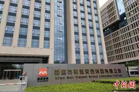 “西安地铁安保拖拽女乘客”引发争议 西安警方：正抓紧调查图片
