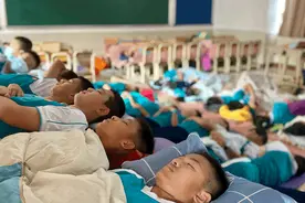 广州市第五中学改造课室“躺着午睡”！老师：已延续十多年图片