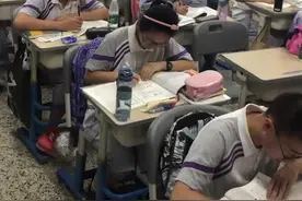 “双减”后的第一堂晚自修：学生、家长赞“效率提高” 校长想推“分层”自习视频封面