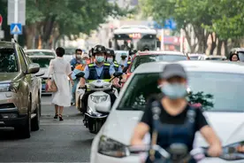 洪山警方立体护航开学季，让学生领反诈试卷回家考家长图片