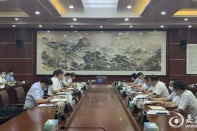 曾超群：坚决守住“五个绝对不允许”底线 为娄底市第六次党代会召开营造和谐稳定社会环境图片