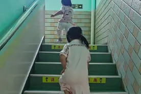 开学第一天犯迷糊，两个一年级“小豆丁”上错了学图片