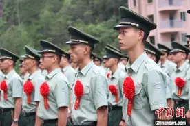 武警惠州支队满服役期老兵含泪告别军旅图片