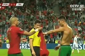 C罗绝杀后脱衣+经典庆祝，并向现场观众展示球衣图片