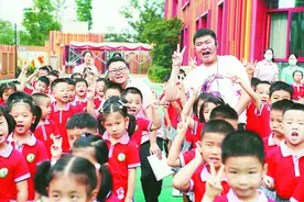 幼儿园来了两位“男幼师”图片